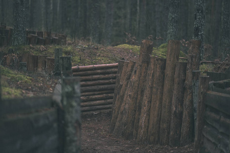 拉脱维亚的旧木头人，有铁丝网和哨所。 第一次世界大战的重建。 洛兹梅特贾肯斯。 黑森林傍晚复古复古