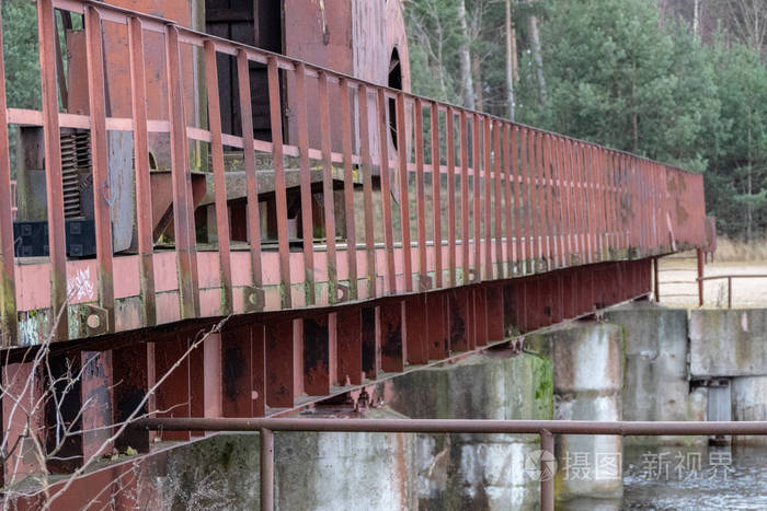 旧的红色金属桥。 生锈的细节和特写