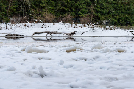 冰封的海边海滩冬季全景，傍晚有大量冰雪