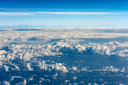 从飞机上飞过的云景