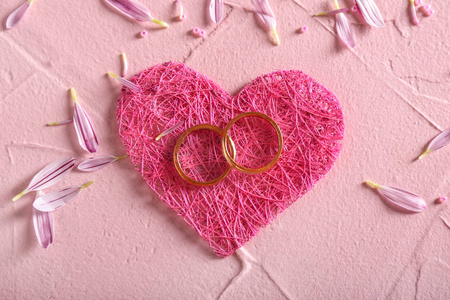 粉红色的心，有金色的戒指，颜色背景