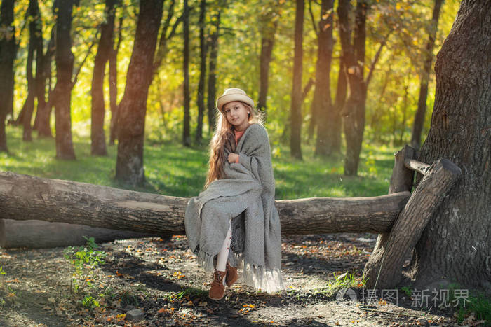 日落时留着长发的漂亮女孩在森林里. 一个女孩的肖像.