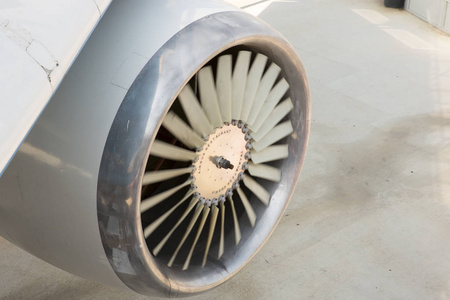 机械动力现代客机发动机. 旋转风扇和涡轮叶片. 关闭角度顶部视图.