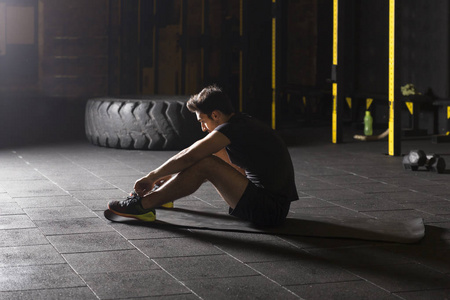 年轻运动员在健身房练习仰卧起坐的黑色概念。