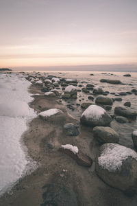冰封的海边沙滩冬季全景，晚上有很多冰雪，复古复古的外观