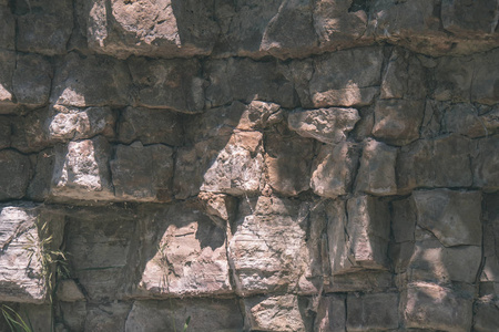 砂岩岩石细节接近严酷的阴影，复古的外观。