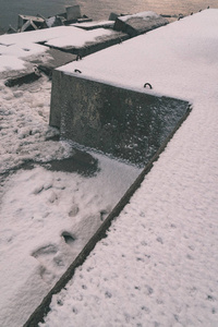 冰封的海边海滩冬季全景，傍晚有大量冰雪