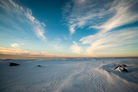 冰封的海边海滩冬季全景，傍晚有大量冰雪