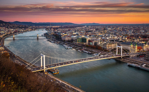 布达佩斯匈牙利伊丽莎白桥ErzsebetHid和Szechenyi链桥在一个美丽的秋天早晨，五颜六色的云