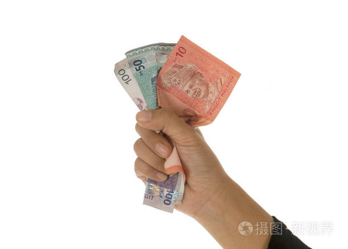 一只在白色背景下握着钱的女性手