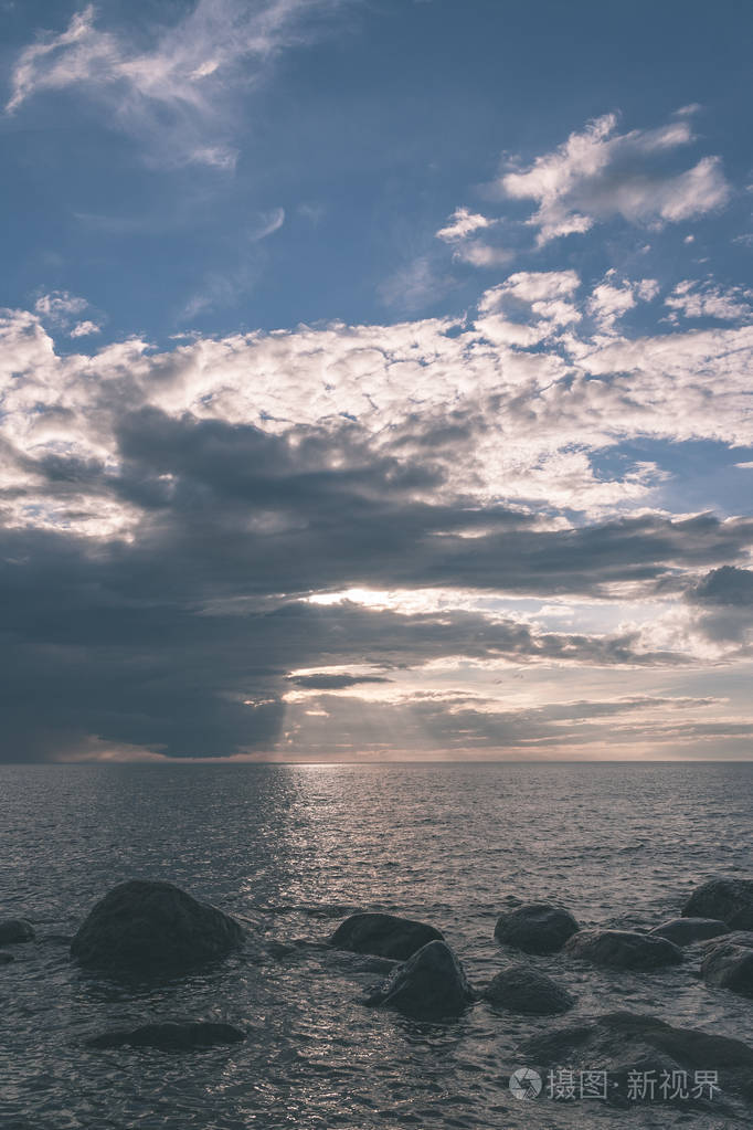 海滩天际线有云和平静的水. 彩色风景复古复古