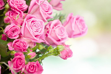 美丽的粉红色玫瑰浪漫的花束