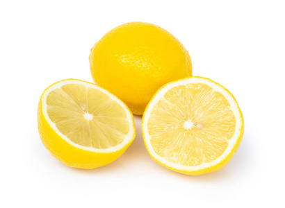 白色背景食品上的新鲜柠檬水果片和健康概念