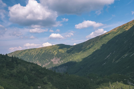 西部喀尔巴阡山，白天晴朗，有纹身，徒步旅行小径