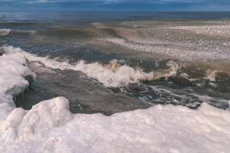 冰封的海边海滩冬季全景，傍晚有大量冰雪