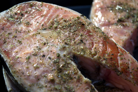 准备鲑鱼在香料中烤在户外烧烤。