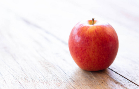 特写新鲜的红苹果水果在木桌背景上，从门外的光线，食物，健康的饮食