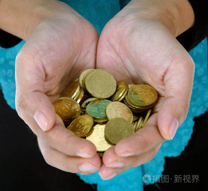 一只在白色背景下握着钱的女性手