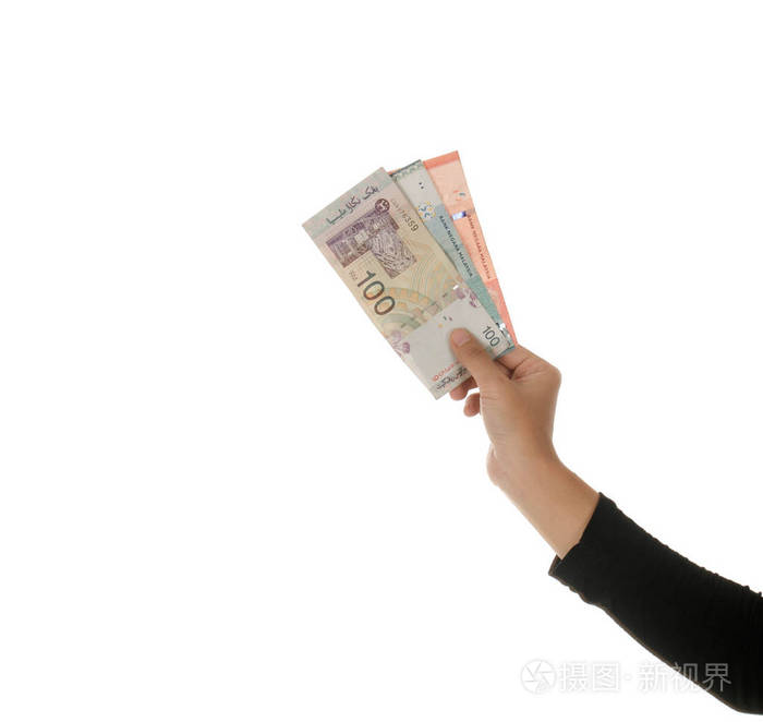 一只在白色背景下握着钱的女性手