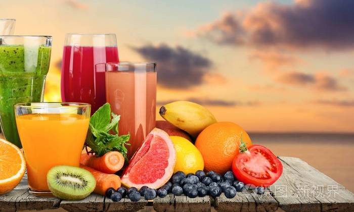 各种健康果汁和新鲜水果