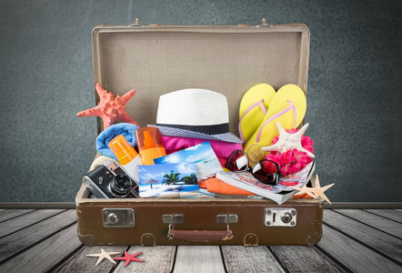 复古手提箱与老式相机和衣服。 旅行和度假