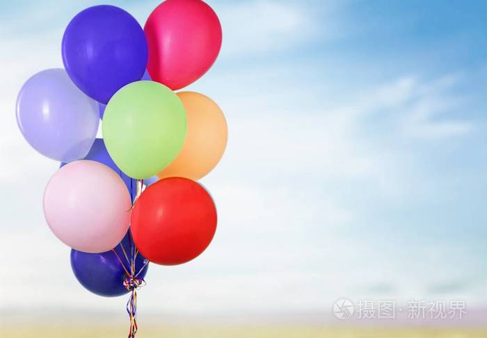 背景上的一束明亮的气球