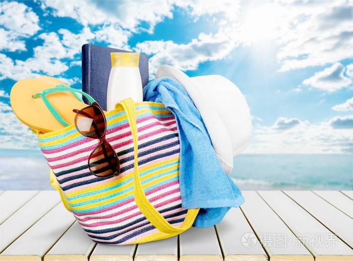 带海滩配件的沙滩袋，暑假概念
