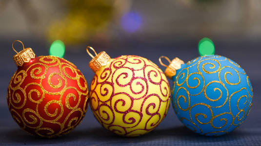 在蓝色木表面上装饰圣诞球。寒假概念。新年和圣诞节假期的象征。各种圣诞装饰品。用传统玩具装饰圣诞树