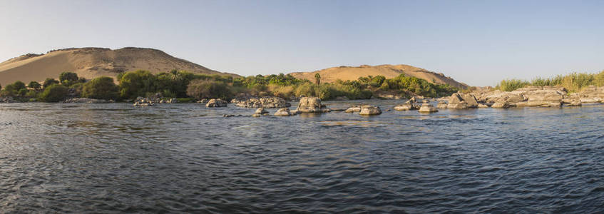 可以看到埃及阿斯旺河大宽河尼罗河从埃及kenukombo附近的gebelel