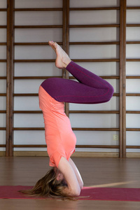 运动的年轻女性做瑜伽练习健康生活的概念和身体和精神发展之间的自然平衡放松和冥想。