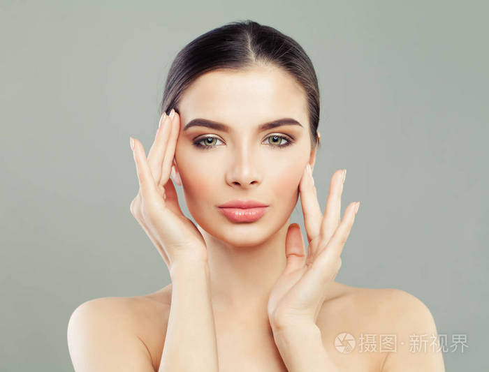 健康的脸年轻的女人. 完美肌肤的女性模特