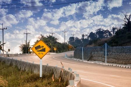 道路通过山路，乡村道路，山路，傍晚的气氛。