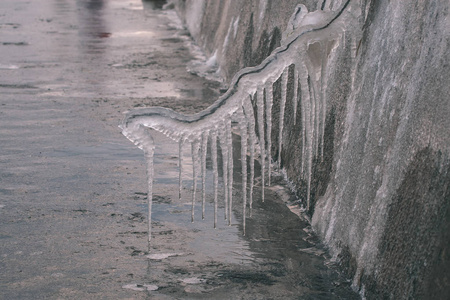 冰封的海边海滩冬季全景，傍晚有大量冰雪