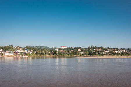 从泰国看老挝，泰国和老挝之间的湄公河。
