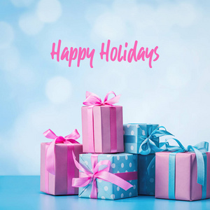 礼品盒粉红色和蓝色豌豆包装装饰丝带和蝴蝶结。 节日快乐。