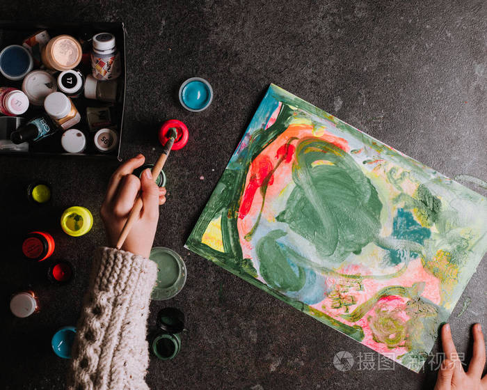 艺术儿童用画笔和丙烯酸颜料在纸上画画的俯视图照片-正版商用图片157