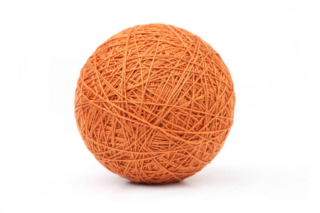 橙色大线球隔离在白色背景上。 天然棉绳球。