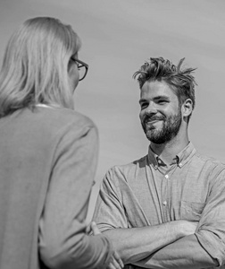 面对面交谈的优势理念.夫妇高兴地讨论有趣的话题.