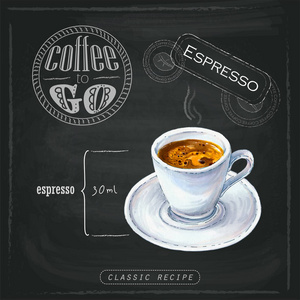 一个陶瓷白色杯子与热浓咖啡和金色奶油在茶托上的插图。 粉笔板上咖啡饮料的比例。 由专业标记绘制。