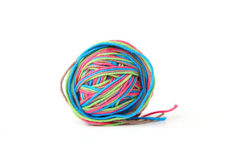 彩色棉线球从四色线隔离在白色背景上。 不同颜色的粉红色绿色灰色蓝色线混合。