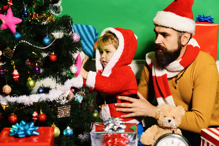 圣诞节装饰的概念。圣诞老人和小男孩在礼品盒之间