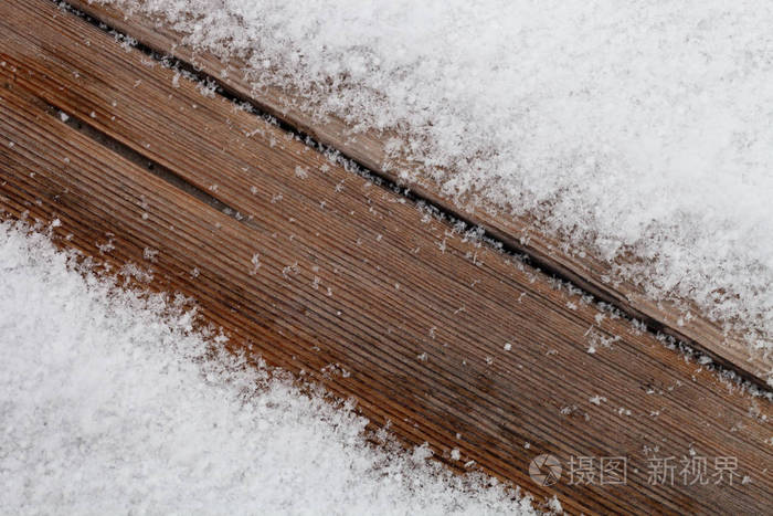 木板上的雪。 新年和圣诞节的主题。