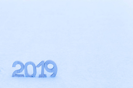 雪上的数字2019。 新年和圣诞节的主题。 变调了。