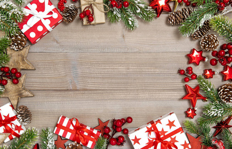圣诞树树枝礼品盒和红色装饰。 假日背景