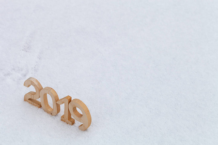 雪上的数字2019。 新年和圣诞节的主题。