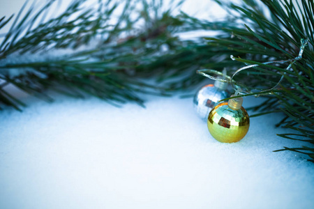 新年和圣诞节主题与冷杉枝和雪。 选择性聚焦。 变调了。