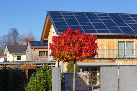 在德国巴伐利亚，屋顶上有太阳能电池板，五彩缤纷的秋日阳光下午