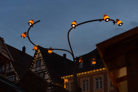 在德国南部出现的12月蓝小时的天空，市场上的圣诞灯