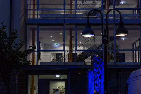 办公大楼，晚上晚些时候有玻璃窗，南德有闪亮的LED灯