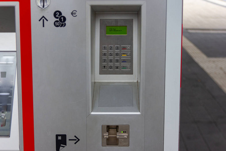 火车车站售票机在德国南部11月下午的储物柜的详细信息